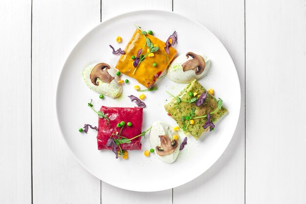 Talerz z kolorowym daniem